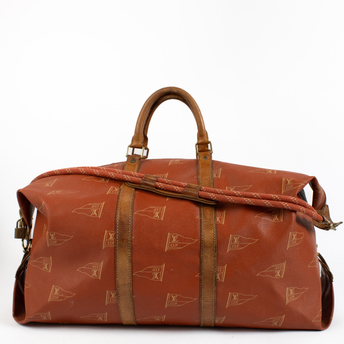 Celebrate a legacy of luxury and adventure with this rare Louis Vuitton Keepall 60 from the exclusive 1995 America’s Cup collection. Crafted in bold red canvas with striking white LV monogram detailing, this oversized travel bag pays homage to one of the