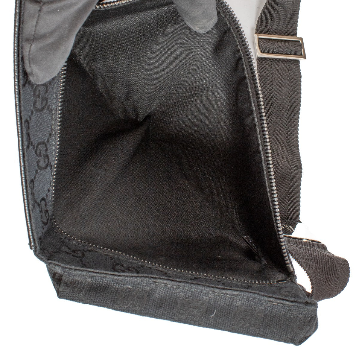 Shop safe online at Labellov in Antwerp, Brussels and Knokke this 100% authentic second hand Gucci Black Monogram Belt Bag. Veiling online tweedehands authentieke Gucci Black Monogram Belt Bag handtas kopen bij Labellov.