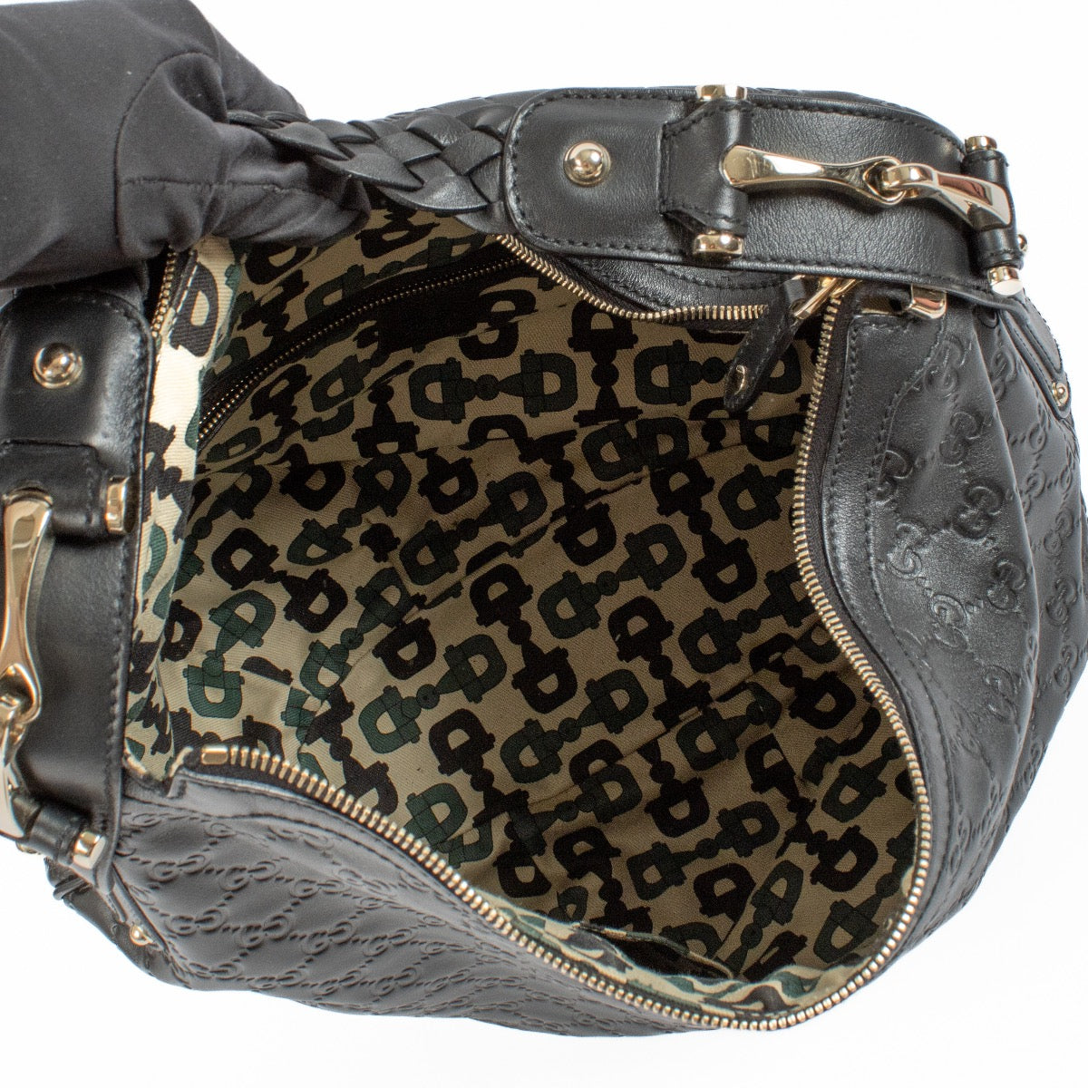 Shop safe online at Labellov in Antwerp, Brussels and Knokke this 100% authentic second hand Gucci Black Guccissima Pelham Shoulder Bag. Veilig online tweedehands authentieke Gucci Black Guccissima Pelham handtas kopen bij Labellov.