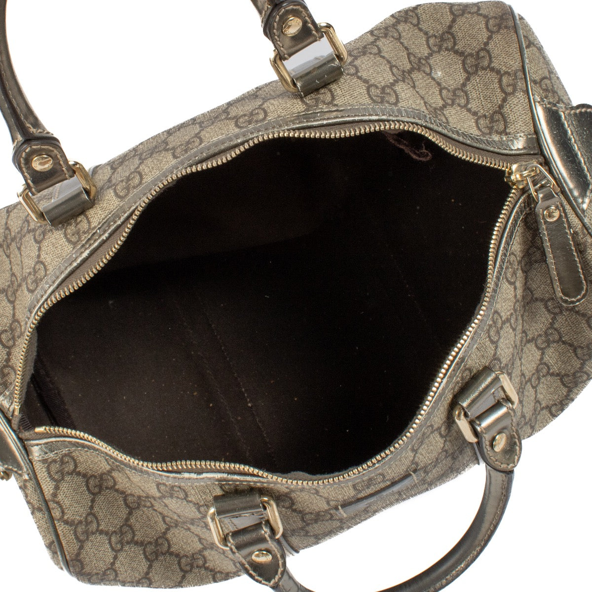 Shop safe online at Labellov in Antwerp, Brussels and Knokke this 100% authentic second hand Gucci Silver GG Monogram Boston Bag. Veiling online tweedehands authentieke Gucci Silver GG Monogram Boston Bag kopen bij Labellov.