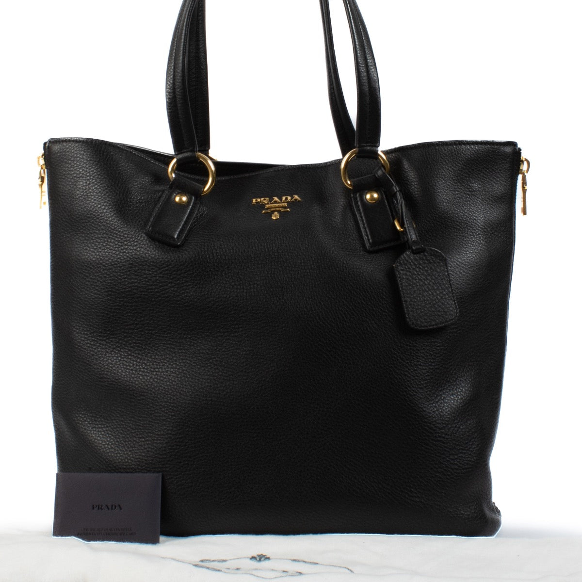 Shop safe online at Labellov in Antwerp, Brussels and Knokke this 100% authentic second hand Prada Black Leather Shopper Shoulder Bag. Veilig online tweedehands Prada Black Leather Shopper Shoulder handtas kopen bij Labellov.