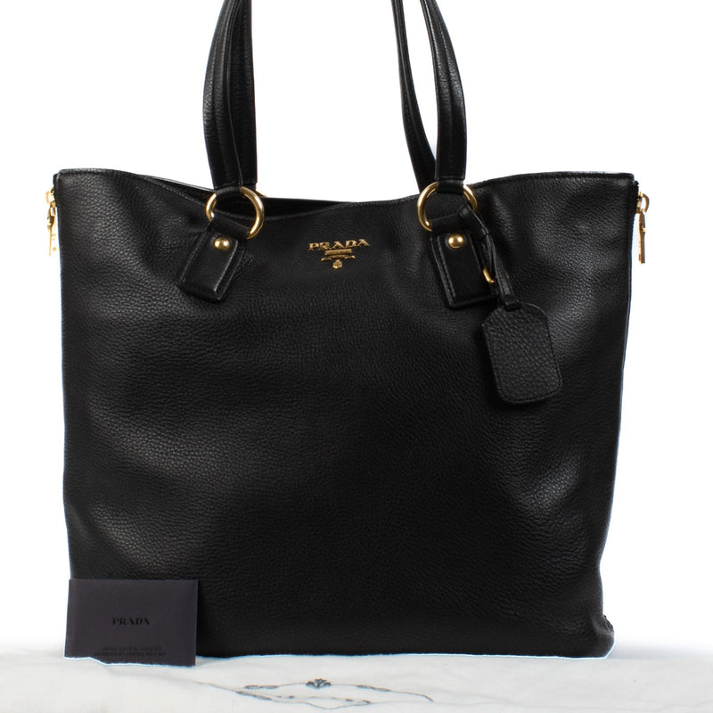 Shop safe online at Labellov in Antwerp, Brussels and Knokke this 100% authentic second hand Prada Black Leather Shopper Shoulder Bag. Veilig online tweedehands Prada Black Leather Shopper Shoulder handtas kopen bij Labellov.