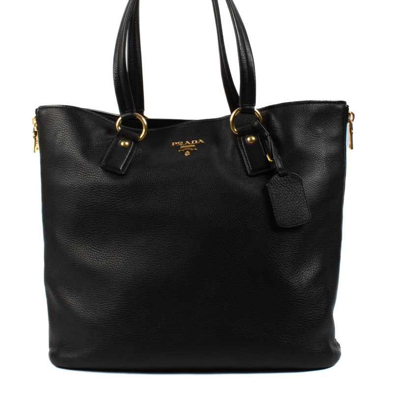 Shop safe online at Labellov in Antwerp, Brussels and Knokke this 100% authentic second hand Prada Black Leather Shopper Shoulder Bag. Veilig online tweedehands Prada Black Leather Shopper Shoulder handtas kopen bij Labellov.