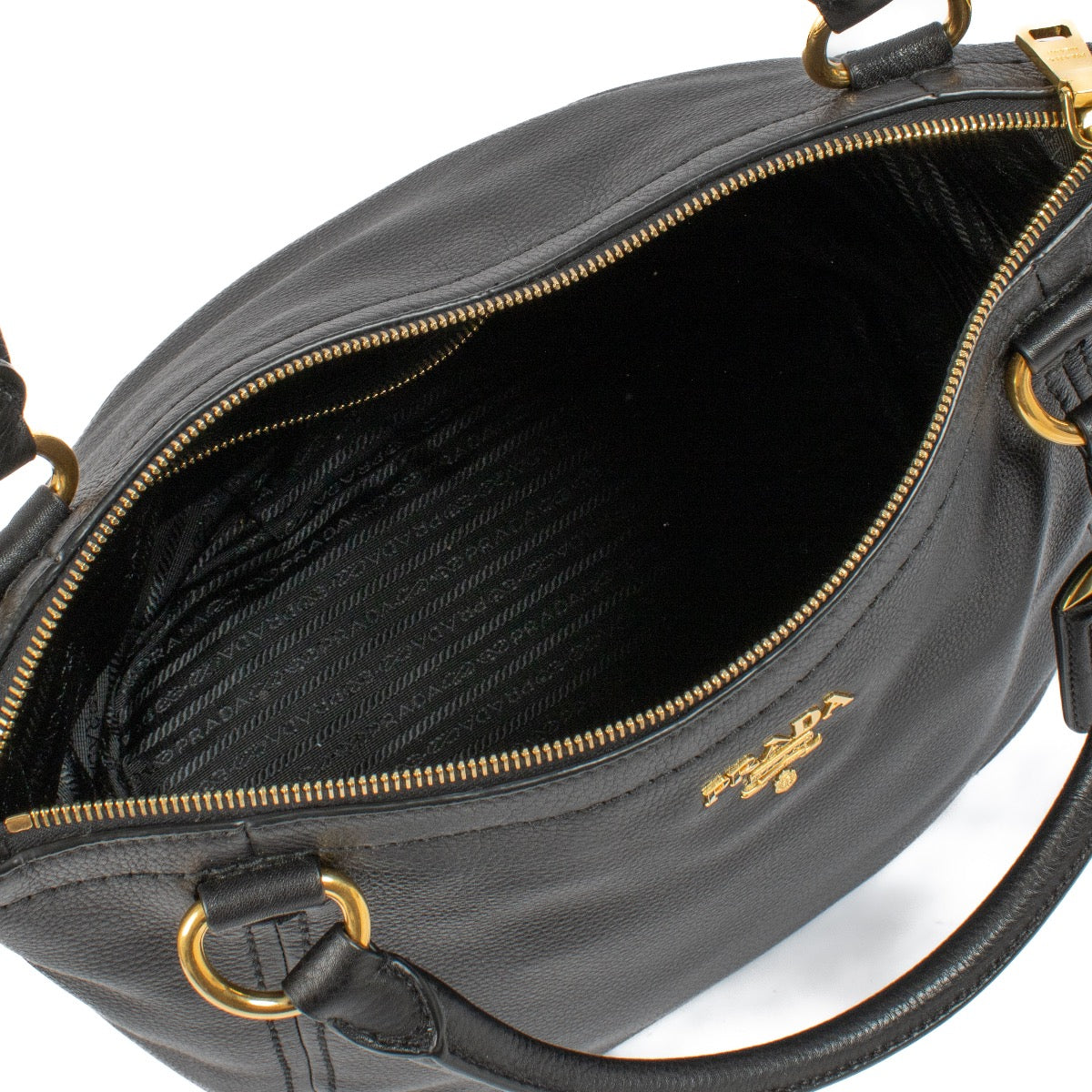 Shop safe online at Labellov in Antwerp, Brussel and Knokke this 100% authentic second hand Prada Black Leather Shoulder Bag. Veilig online tweedehands authentieke Prada Black Leather Shoulder handtas kopen bij Labellov.