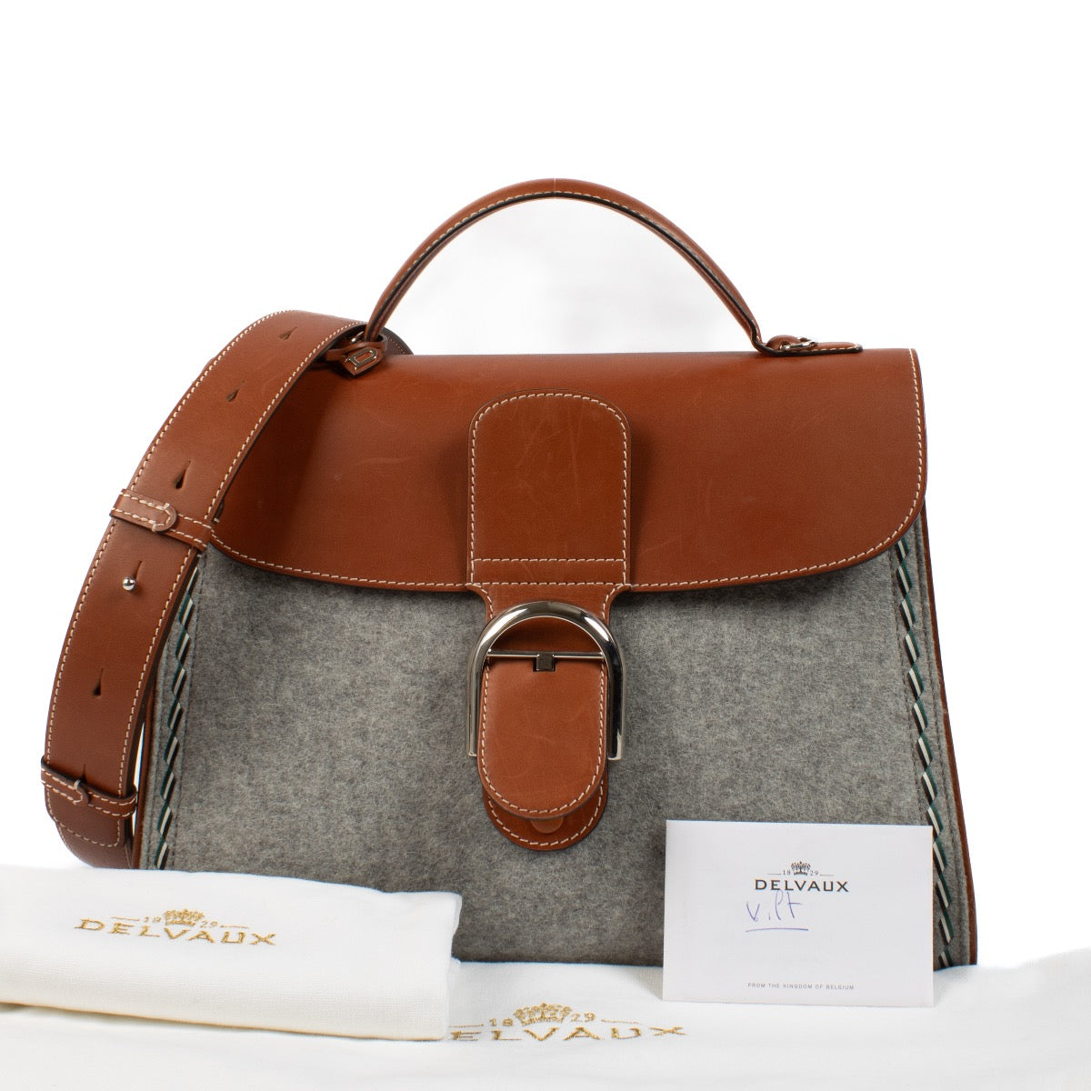 Shop safe online at Labellov in Antwerp, Brussels and Knokke this 100% authentic second hand Delvaux Grey Felt/Siera Calf Brillant GM. Veilig online tweedehands authentieke Delvaux Grey Felt/Siera Calf Brillant GM kopen bij Labellov.