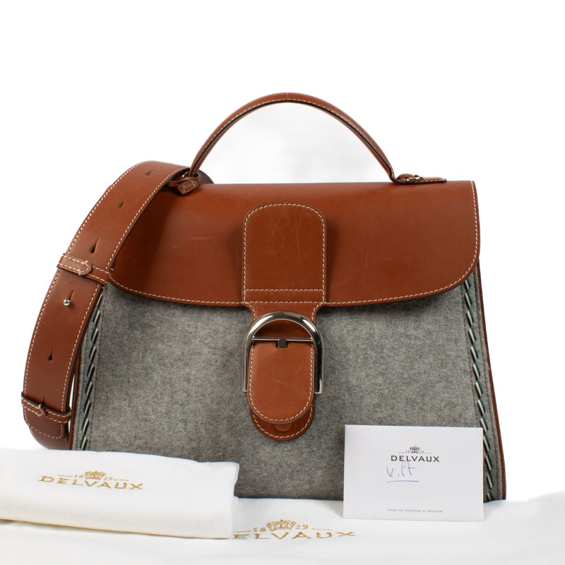 Shop safe online at Labellov in Antwerp, Brussels and Knokke this 100% authentic second hand Delvaux Grey Felt/Siera Calf Brillant GM. Veilig online tweedehands authentieke Delvaux Grey Felt/Siera Calf Brillant GM kopen bij Labellov.