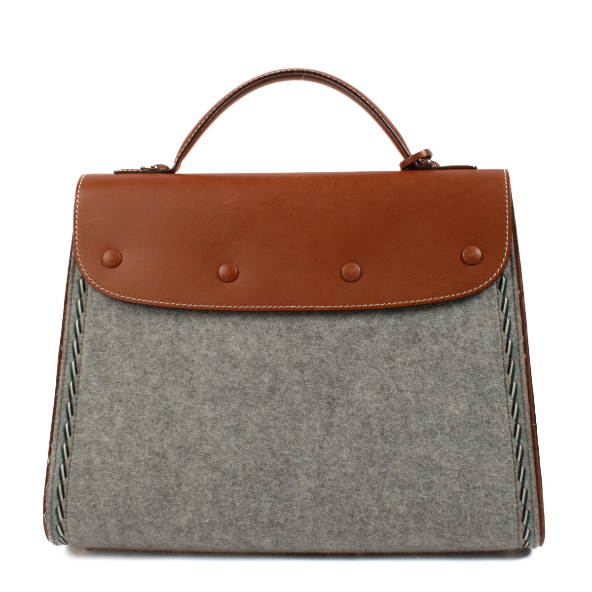 Shop safe online at Labellov in Antwerp, Brussels and Knokke this 100% authentic second hand Delvaux Grey Felt/Siera Calf Brillant GM. Veilig online tweedehands authentieke Delvaux Grey Felt/Siera Calf Brillant GM kopen bij Labellov.