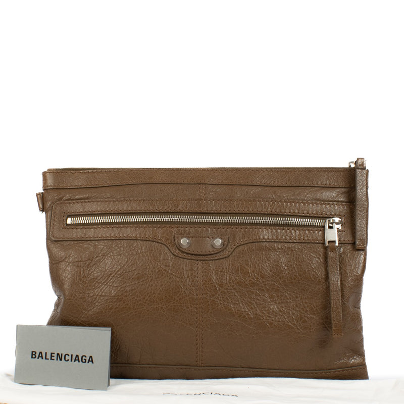 Shop safe online at Labellov in Antwerp, Brussels and Knokke this 100% authentic second hand Balenciaga Brown Arena Clip M Clutch. Veilig online tweedehands authentieke Balenciaga Brown Arena Clip M Clutch kopen bij Labellov.