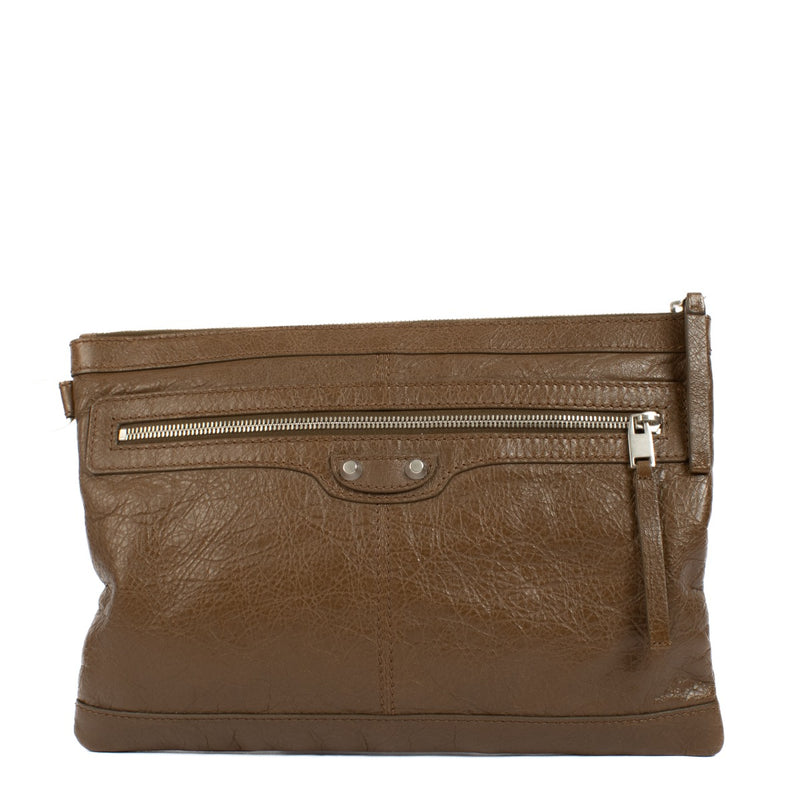 Shop safe online at Labellov in Antwerp, Brussels and Knokke this 100% authentic second hand Balenciaga Brown Arena Clip M Clutch. Veilig online tweedehands authentieke Balenciaga Brown Arena Clip M Clutch kopen bij Labellov.