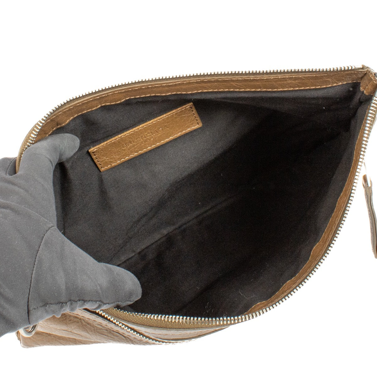 Shop safe online at Labellov in Antwerp, Brussels and Knokke this 100% authentic second hand Balenciaga Brown Arena Clip M Clutch. Veilig online tweedehands authentieke Balenciaga Brown Arena Clip M Clutch kopen bij Labellov.