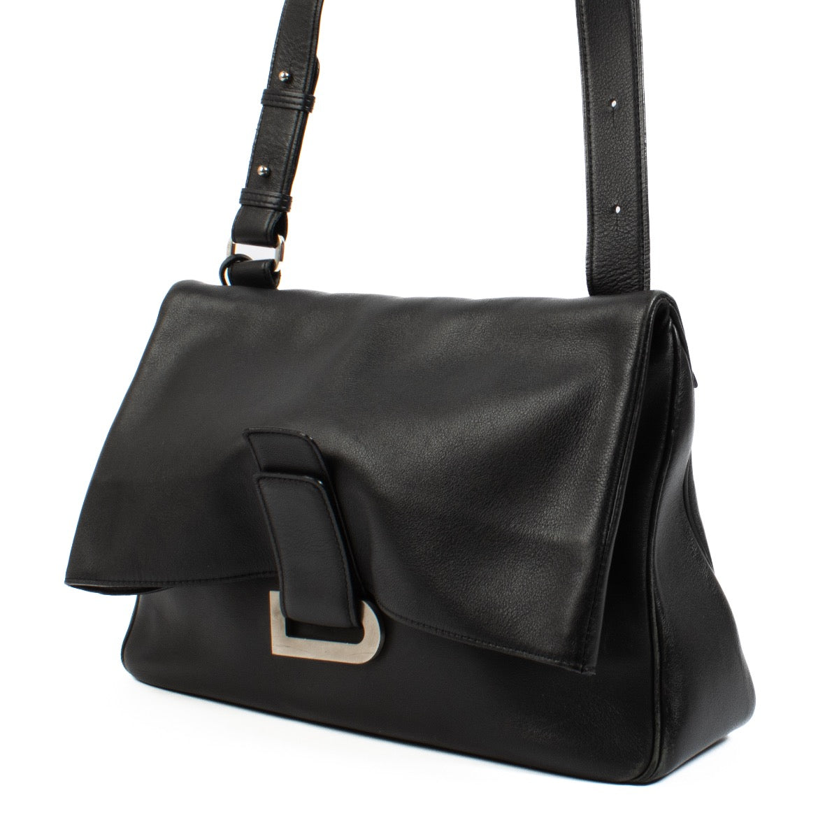 Shop safe online at Labellov in Antwerp, Brussels and Knokke this 100% authentic second hand Delvaux Black Relais Crossbody Bag. Veilig online tweedehands Delvaux Black Relais Crossbody handtas bij Labellov.