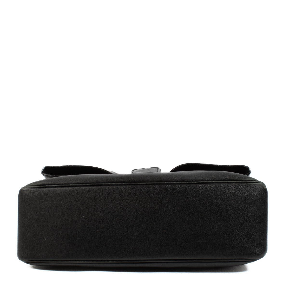 Shop safe online at Labellov in Antwerp, Brussels and Knokke this 100% authentic second hand Delvaux Black Relais Crossbody Bag. Veilig online tweedehands Delvaux Black Relais Crossbody handtas bij Labellov.