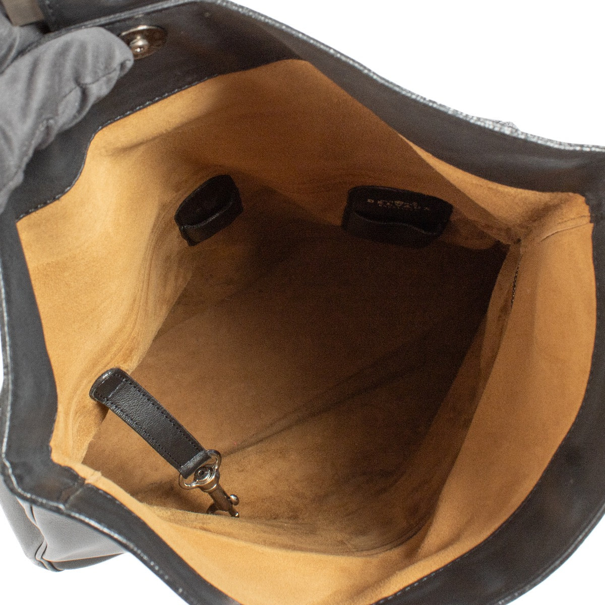 Shop safe online at Labellov in Antwerp, Brussels and Knokke this 100% authentic second hand Delvaux Black Relais Crossbody Bag. Veilig online tweedehands Delvaux Black Relais Crossbody handtas bij Labellov.