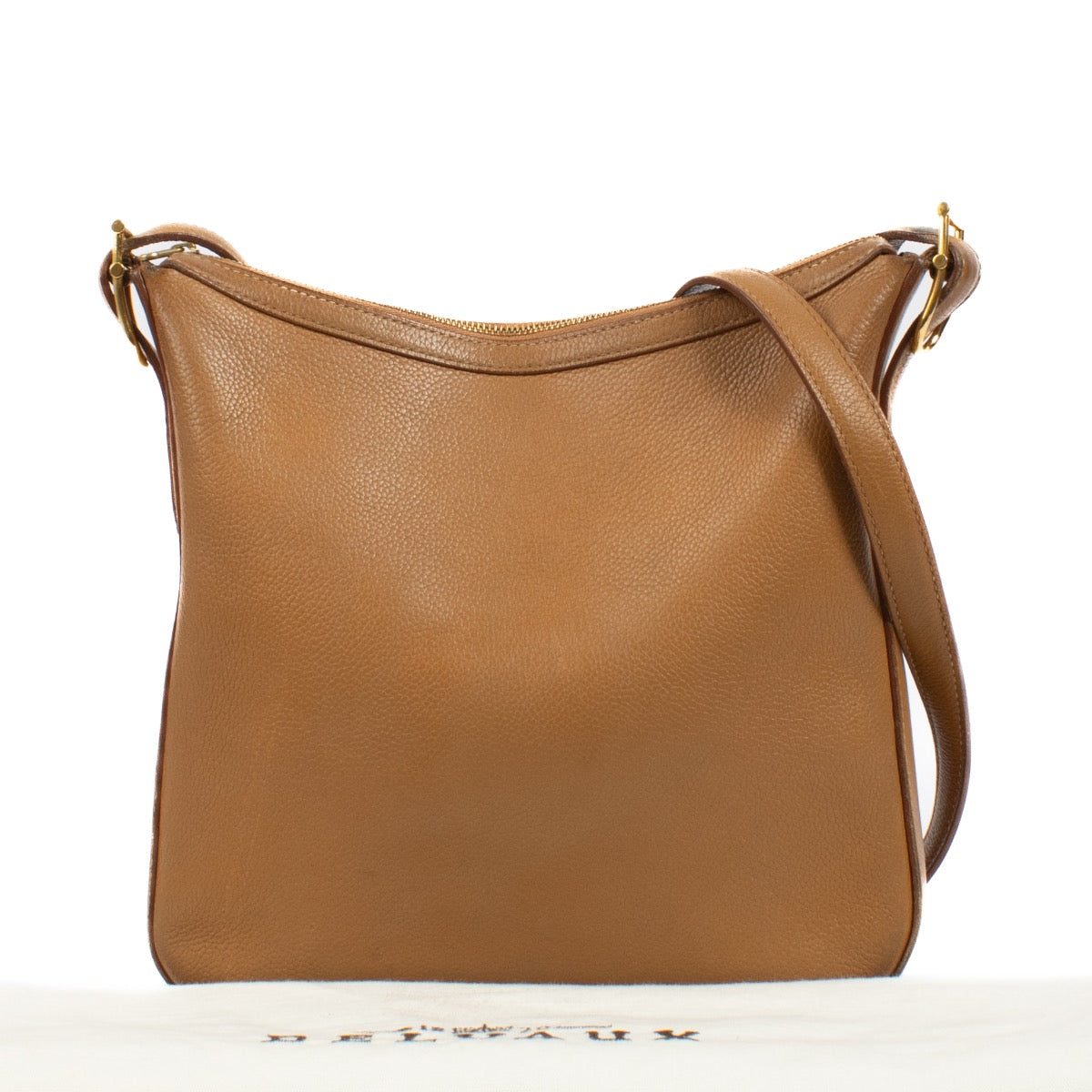 Shop safe online at Labellov in Antwerpen, Brussels and Knokke this 100% authentic second hand Delvaux Camel Leather Crossbody. Veilig online tweedehands authentieke Delvaux Camel Leather Crossbody handtas kopen bij Labellov.
