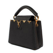 Shop safe online at Labellov in Antwerp, Brussels and Knokke this 100% authentic second hand Louis Vuitton Black Taurillon Mini Capucines. Veilig online tweedehands authentieke Louis Vuitton Black Taurillon Mini Capucines handtas kopen bij Labellov.