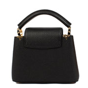 Shop safe online at Labellov in Antwerp, Brussels and Knokke this 100% authentic second hand Louis Vuitton Black Taurillon Mini Capucines. Veilig online tweedehands authentieke Louis Vuitton Black Taurillon Mini Capucines handtas kopen bij Labellov.