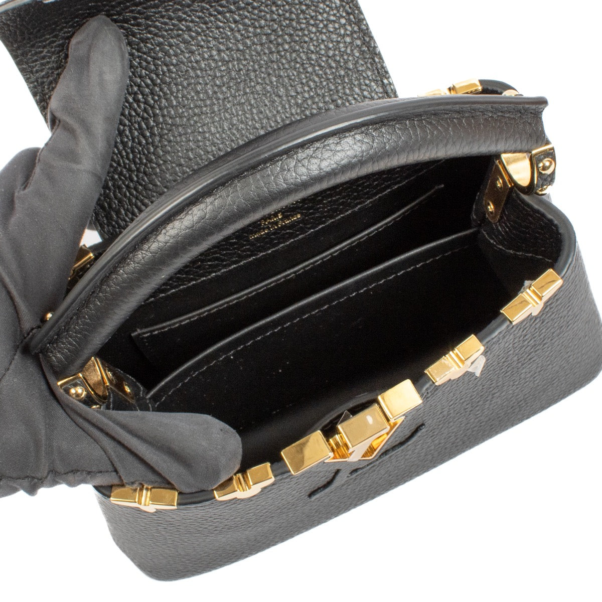 Shop safe online at Labellov in Antwerp, Brussels and Knokke this 100% authentic second hand Louis Vuitton Black Taurillon Mini Capucines. Veilig online tweedehands authentieke Louis Vuitton Black Taurillon Mini Capucines handtas kopen bij Labellov.