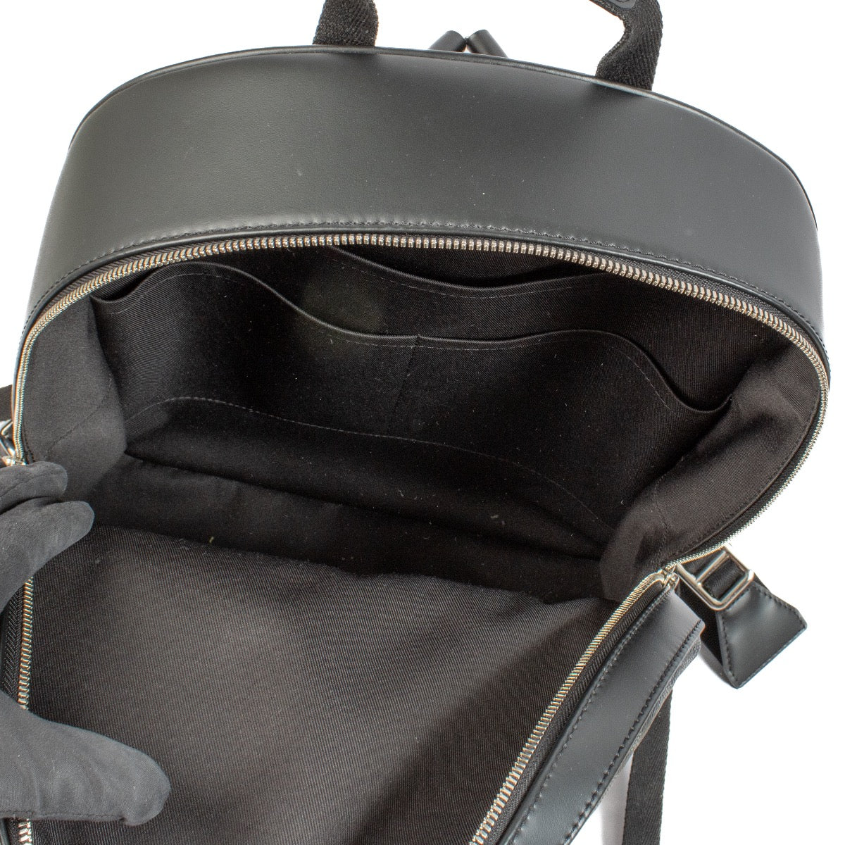 Shop safe online at Labellov in Antwerp, Brussels and Knokke this 100% authentic second hand Louis Vuitton Damier Graphite Josh Backpack. Veilig online tweedehands Louis Vuitton Damier Graphite Josh rugzak kopen bij Labellov.