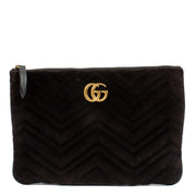 Shop safe online at Labellov in Antwerp, Brussels and Knokke this 100% authentic second hand Gucci Black Suede GG Marmont Clutch. Veilig online tweedehands authentieke Gucci Black Suede GG Marmont Clutch kopen bij Labellov.
