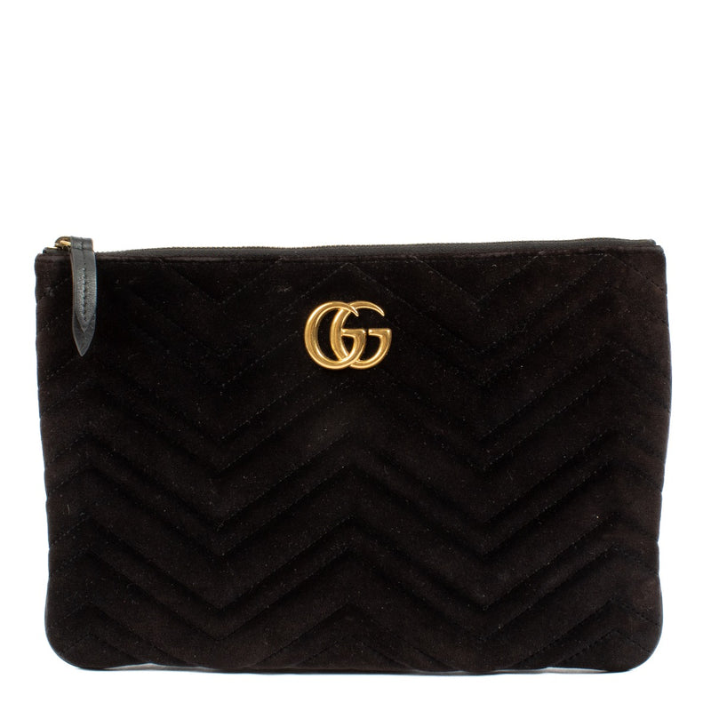Shop safe online at Labellov in Antwerp, Brussels and Knokke this 100% authentic second hand Gucci Black Suede GG Marmont Clutch. Veilig online tweedehands authentieke Gucci Black Suede GG Marmont Clutch kopen bij Labellov.
