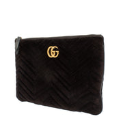 Shop safe online at Labellov in Antwerp, Brussels and Knokke this 100% authentic second hand Gucci Black Suede GG Marmont Clutch. Veilig online tweedehands authentieke Gucci Black Suede GG Marmont Clutch kopen bij Labellov.