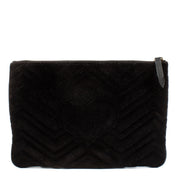 Shop safe online at Labellov in Antwerp, Brussels and Knokke this 100% authentic second hand Gucci Black Suede GG Marmont Clutch. Veilig online tweedehands authentieke Gucci Black Suede GG Marmont Clutch kopen bij Labellov.