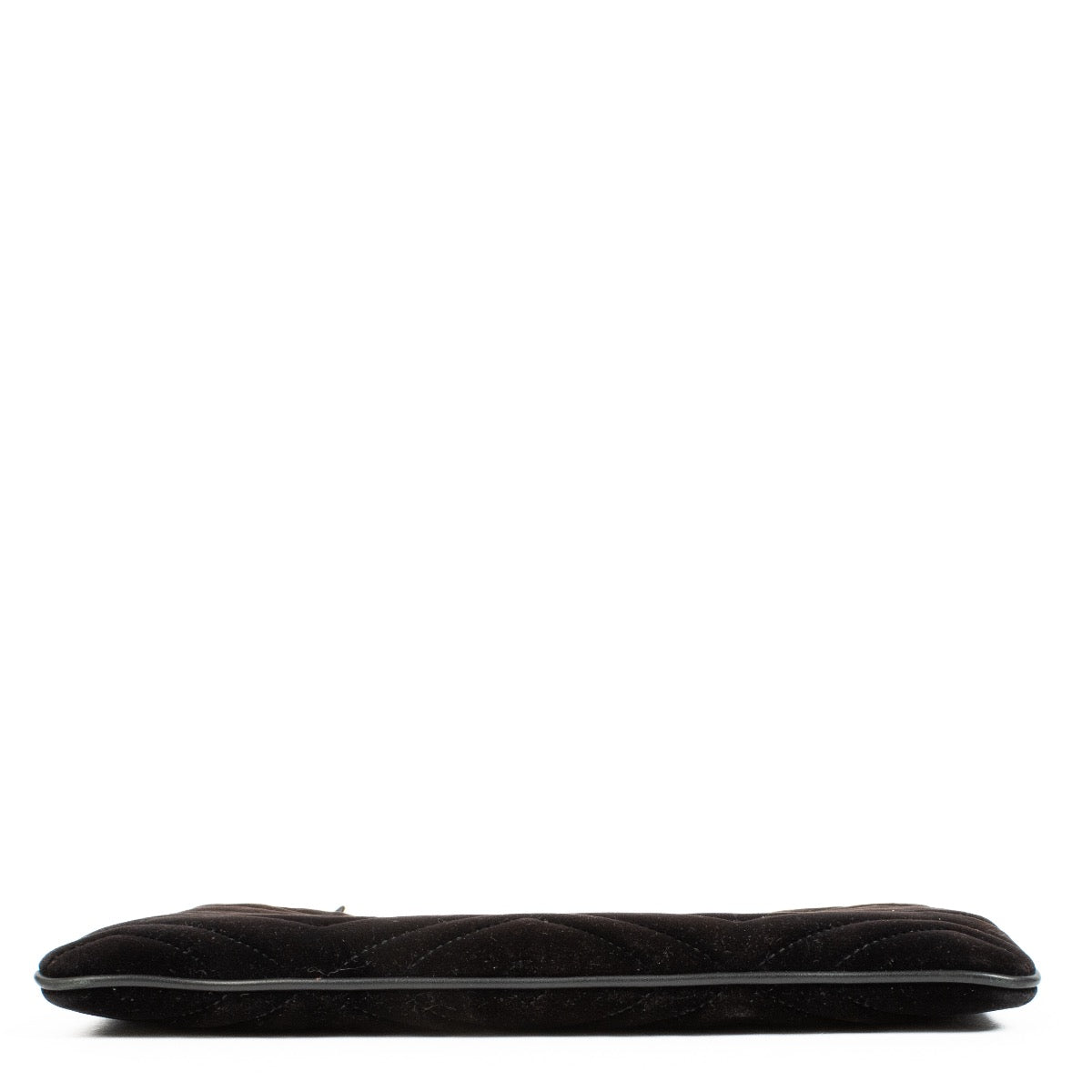 Shop safe online at Labellov in Antwerp, Brussels and Knokke this 100% authentic second hand Gucci Black Suede GG Marmont Clutch. Veilig online tweedehands authentieke Gucci Black Suede GG Marmont Clutch kopen bij Labellov.
