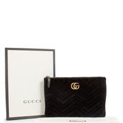 Shop safe online at Labellov in Antwerp, Brussels and Knokke this 100% authentic second hand Gucci Black Suede GG Marmont Clutch. Veilig online tweedehands authentieke Gucci Black Suede GG Marmont Clutch kopen bij Labellov.