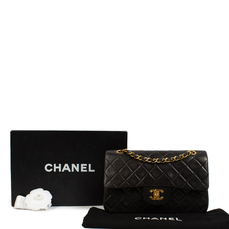 Chanel Black Vintage Lambskin Small Classic Handbag aan de beste prijs te koop bij Labellov. Wij kopen en verkopen aan de beste prijs.