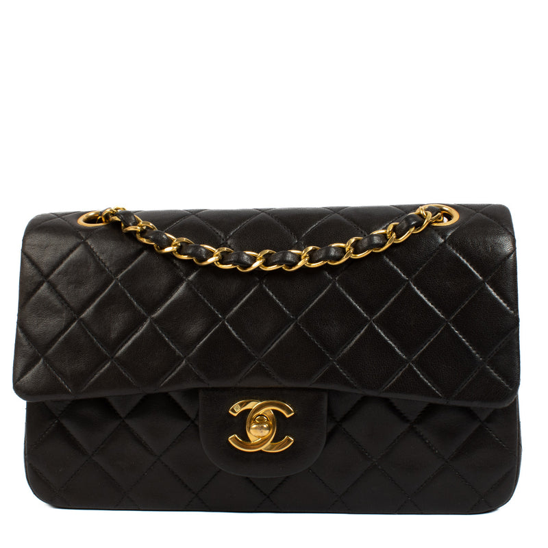 Chanel Black Vintage Lambskin Small Classic Handbag aan de beste prijs bij Labellov tweedehands luxe in Antwerpen en Knokke. Wij kopen en verkopen steeds aan de beste prijs.