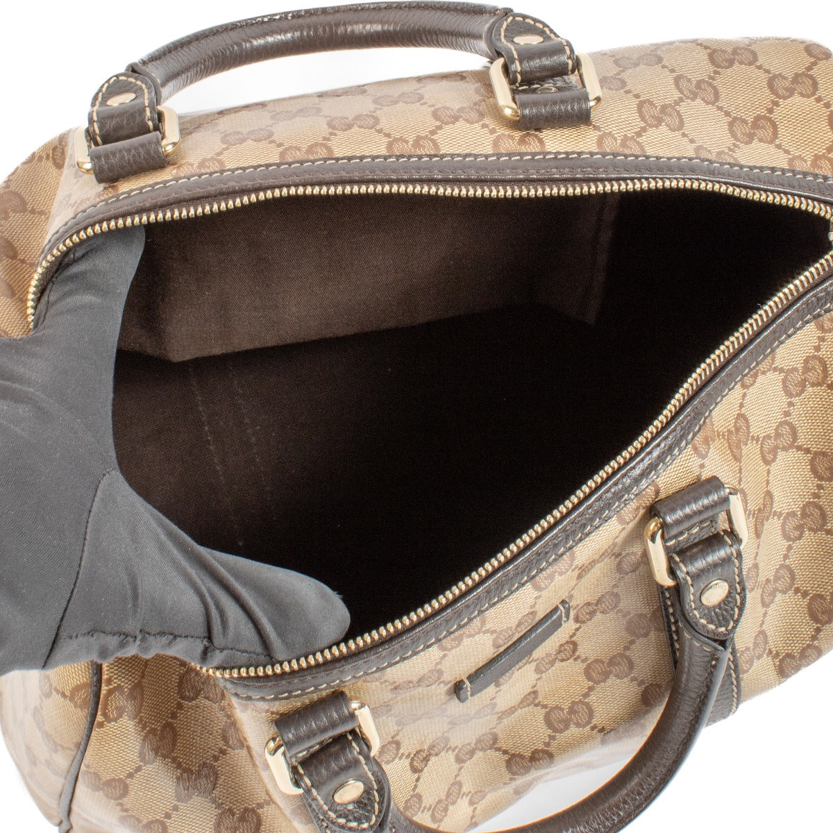 Shop safe online at Labellov in Antwerp and Knokke this 100% authentic second hand Gucci GG Crystal Joy Medium Boston Bag. Veilig online tweedehands authentieke Gucci GG Crystal Joy Medium Boston Bag handtas kopen bij Labellov.
