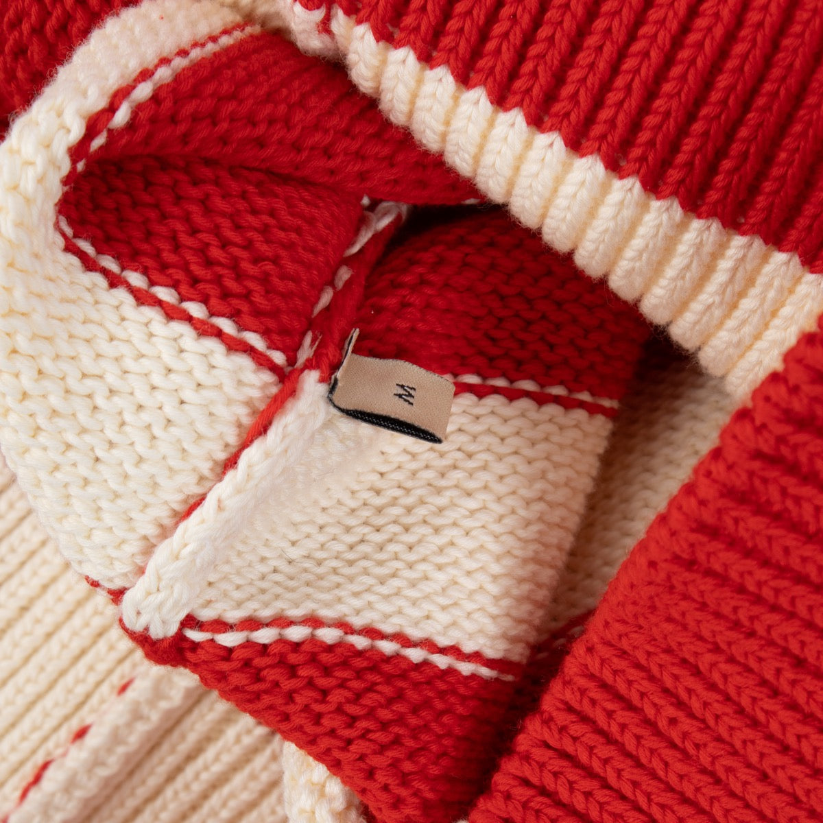 shop 100% authentic second hand Gucci Red And White Knitted Sweater - Size M on Labellov.com