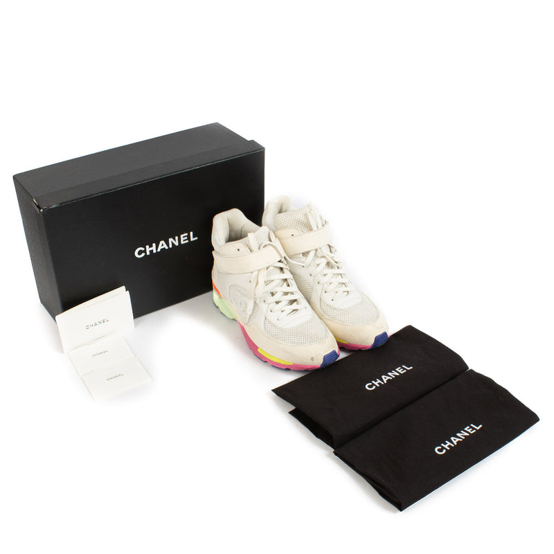 Chanel Rainbow CC Hi-Top Sneakers - size 39.5 aan de beste prijs bij Labellov tweedehands luxe in Antwerpen en Knokke.