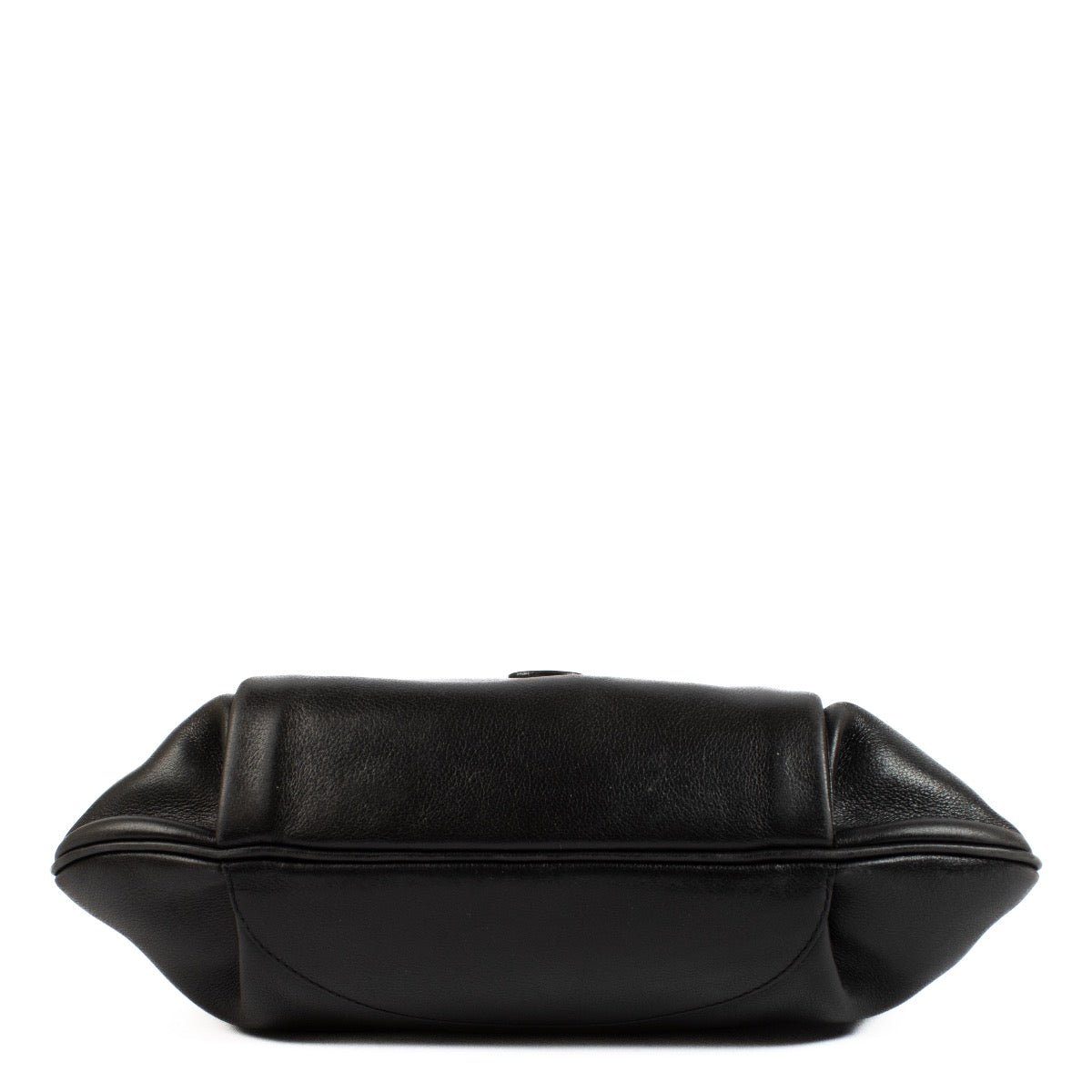 Shop safe online at Labellov in Antwerp, Brussels and Knokke this 100% authentic second hand Delvaux Black Leather Crossbody. Veilig online tweedehands authentieke Delvaux Black Leather Crossbody handtas kopen bij Labellov.