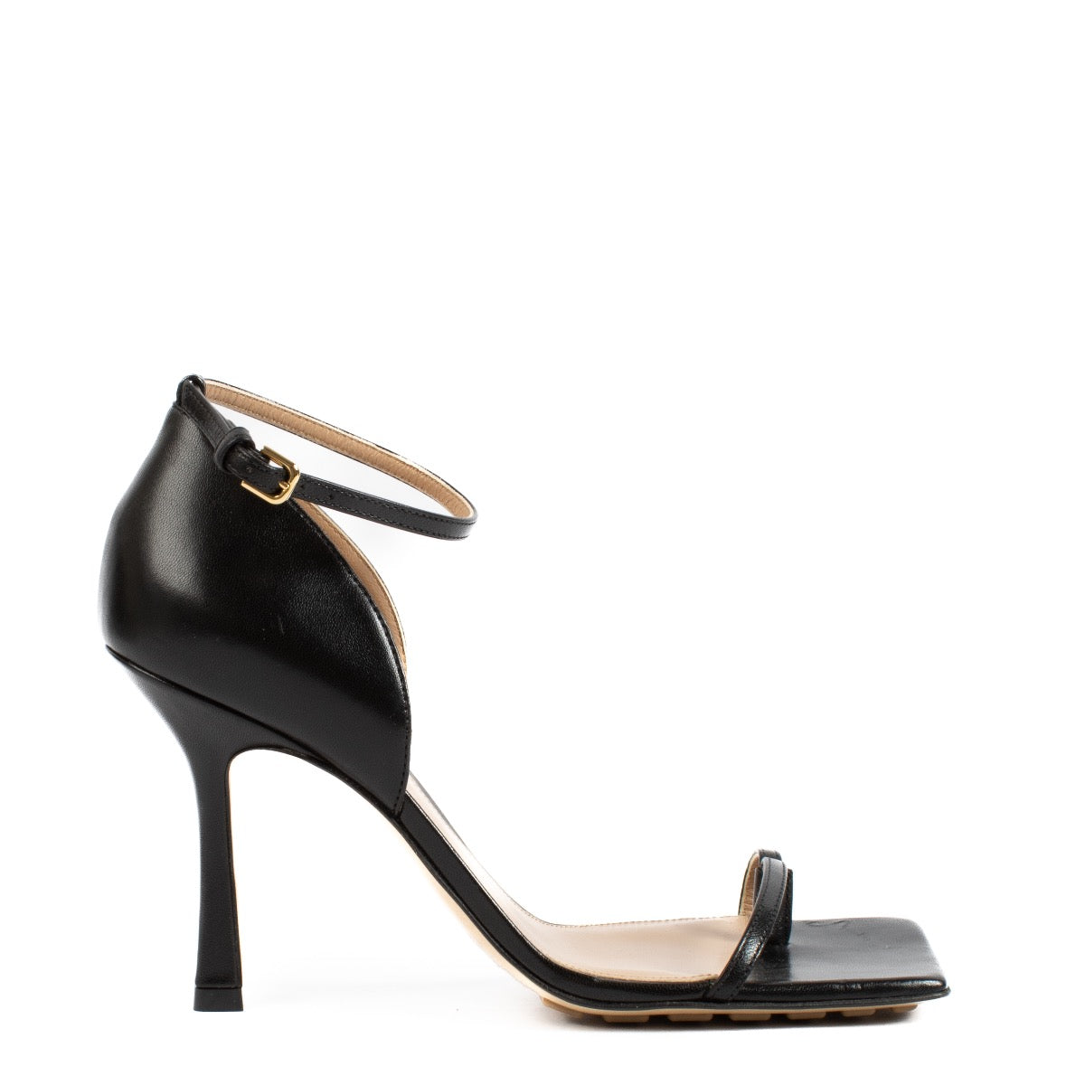 Shop safe online at Labellov in Antwerp, Brussels and Knokke these 100% authentic second hand Bottega Veneta Black Sandal Heels - size 37. Veilig online tweedehands authentieke Bottega Veneta Black Sandal hakken bij Labellov.