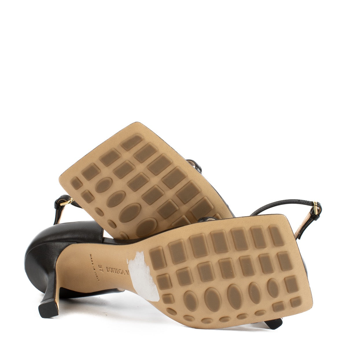 Shop safe online at Labellov in Antwerp, Brussels and Knokke these 100% authentic second hand Bottega Veneta Black Sandal Heels - size 37. Veilig online tweedehands authentieke Bottega Veneta Black Sandal hakken bij Labellov.