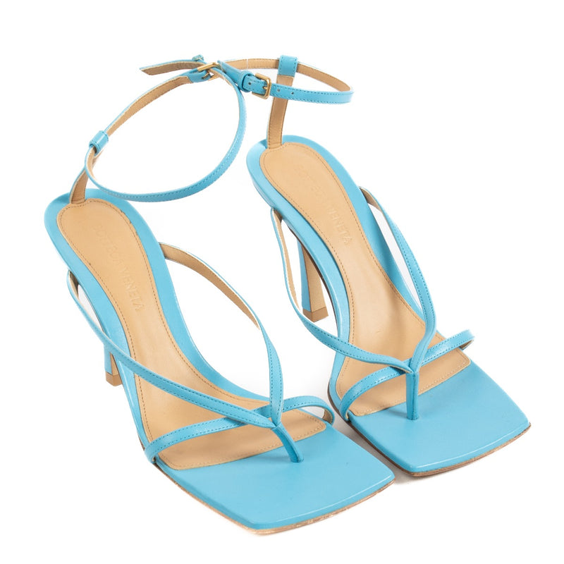 Shop safe online at Labellov in Antwerp, Brussels and Knokke these 100% authentic second hand Bottega Veneta Blue Sandal Heels - size 37. Veilig online tweedehands authentieke Bottega Veneta Blue Sandal Hakken kopen bij Labellov.
