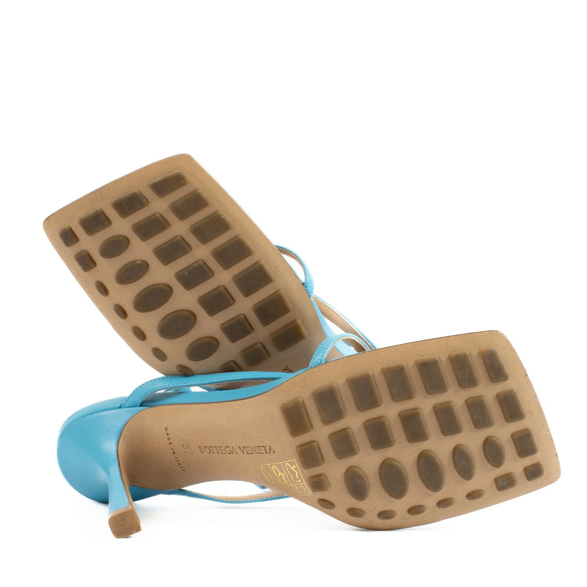 Shop safe online at Labellov in Antwerp, Brussels and Knokke these 100% authentic second hand Bottega Veneta Blue Sandal Heels - size 37. Veilig online tweedehands authentieke Bottega Veneta Blue Sandal Hakken kopen bij Labellov.