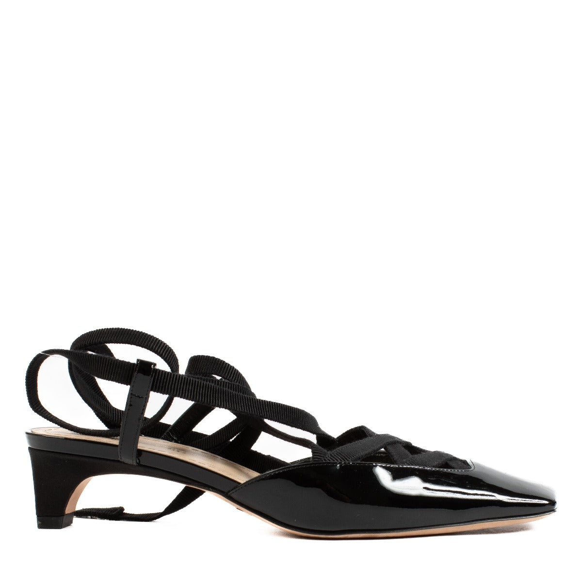Shop safe online at Labellov in Antwerp and Knokke these 100% authentic second hand Christian Dior Black Patent Lace-up Kitten Heels - size 37. Veilig online tweedehands Christian Dior Black Patent Lace-up Kitten Heels - size 37 kopen bij Labellov.com