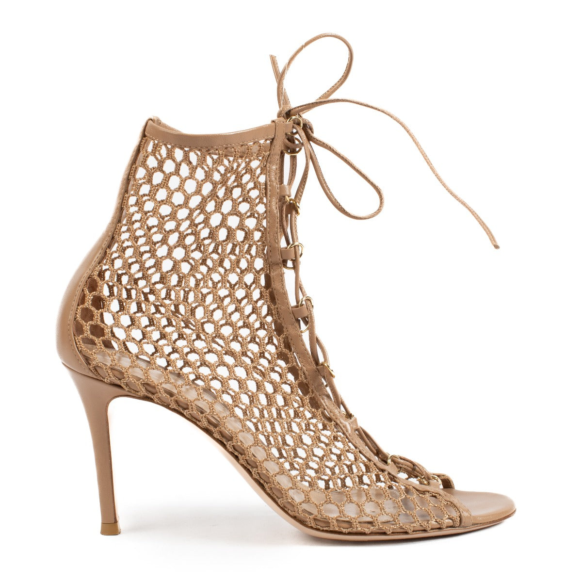 Shop safe online at Labellov in Antwerp, Brussels and Knokke these 100% authentic second hand Gianvito Rossi Beige Fishnet Heels - size 37. Veilig online tweedehands authentieke Gianvito Rossi Beige Fishnet Hakken kopen bij Labellov.