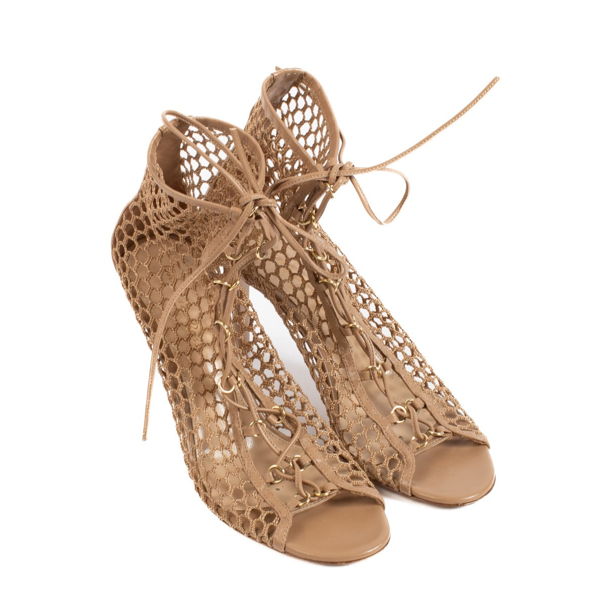 Shop safe online at Labellov in Antwerp, Brussels and Knokke these 100% authentic second hand Gianvito Rossi Beige Fishnet Heels - size 37. Veilig online tweedehands authentieke Gianvito Rossi Beige Fishnet Hakken kopen bij Labellov.