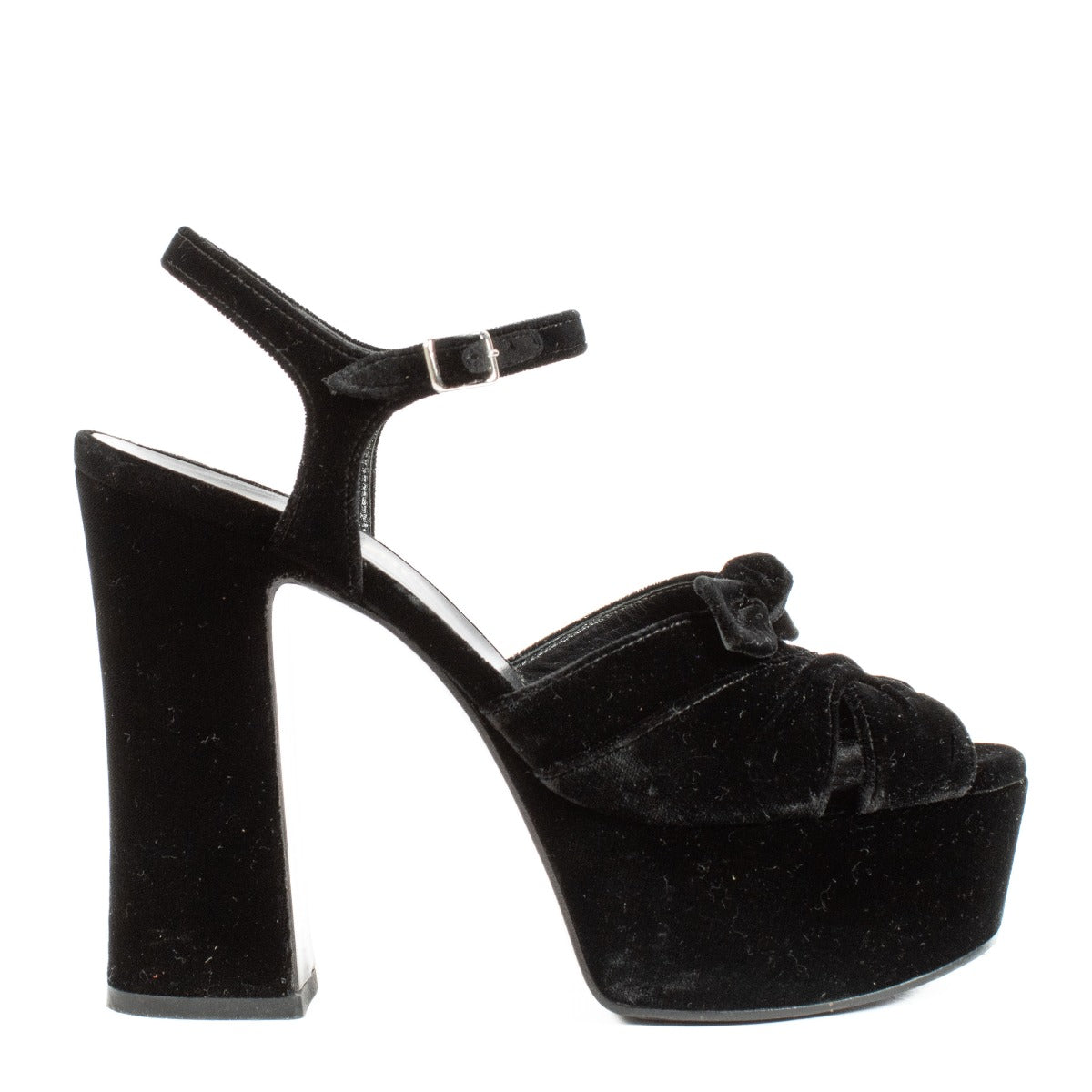 Saint Laurent Farrah Knot Black Velvet Platform Sandals aan de beste prijs bij Labellov tweedehands luxe in Antwerpen en Knokke. Wij kopen en verkopen steeds aan de beste prijs bij Labellov.