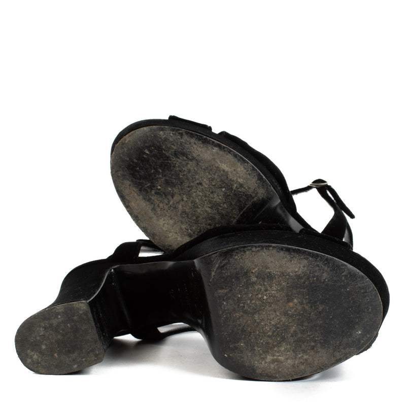 Saint Laurent Farrah Knot Black Velvet Platform Sandals aan de beste prijs bij Labellov tweedehands luxe in Antwerpen en Knokke. Wij kopen en verkopen steeds aan de beste prijs bij Labellov.