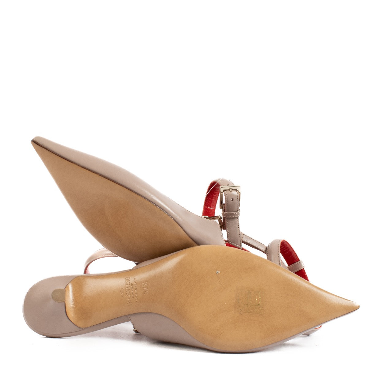 Shop safe online at Labellov in Antwerp, Brussels and Knokke these 100%, authentic second hand Valentino Garavani Beige Chain Slingback Kitten Heels - size 37,5. Veilig online tweedehands authentieke Valentino Garavani Beige Chain Slingback Kitten Heels k