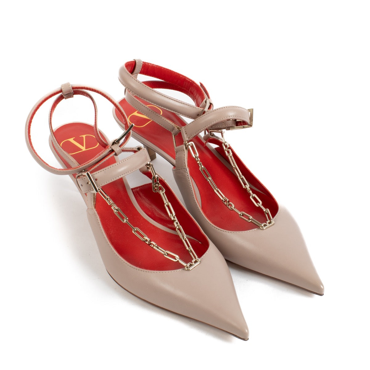 Shop safe online at Labellov in Antwerp, Brussels and Knokke these 100%, authentic second hand Valentino Garavani Beige Chain Slingback Kitten Heels - size 37,5. Veilig online tweedehands authentieke Valentino Garavani Beige Chain Slingback Kitten Heels k