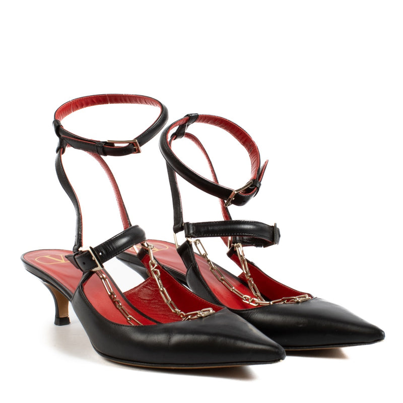 Shop safe online at Labellov in Antwerp, Brussel and Knokke these 100% authentic second hand Valentino Garavani Black Chain Slingback Kitten Heels - size 38. Veilig online tweedehands Valentino Garavani Black Chain Slingback Kitten Heels kopen bij Labell