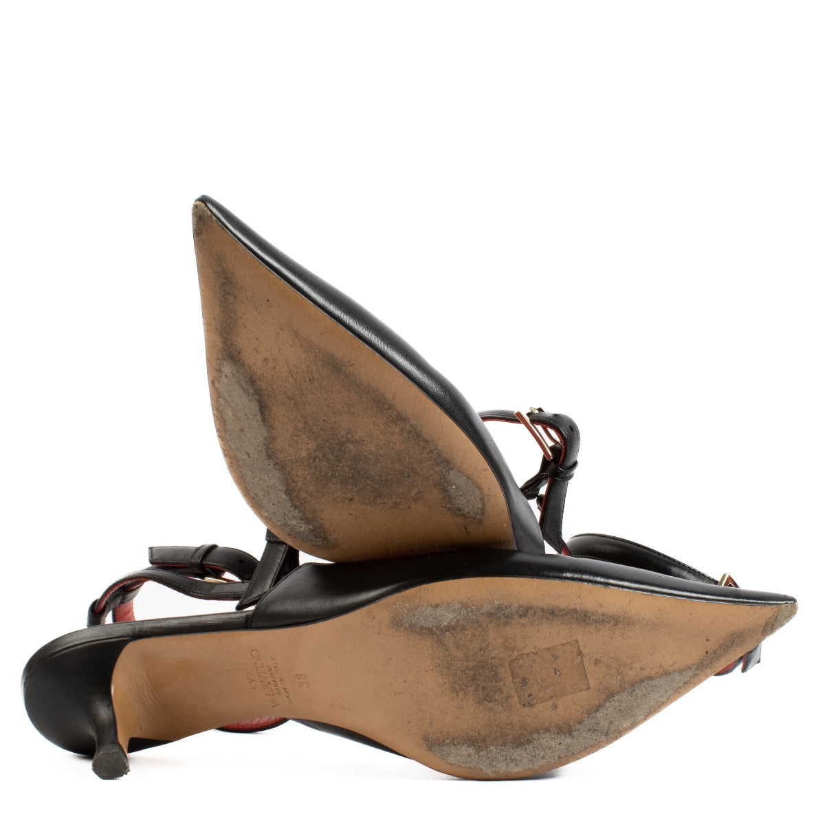 Shop safe online at Labellov in Antwerp, Brussel and Knokke these 100% authentic second hand Valentino Garavani Black Chain Slingback Kitten Heels - size 38. Veilig online tweedehands Valentino Garavani Black Chain Slingback Kitten Heels kopen bij Labell