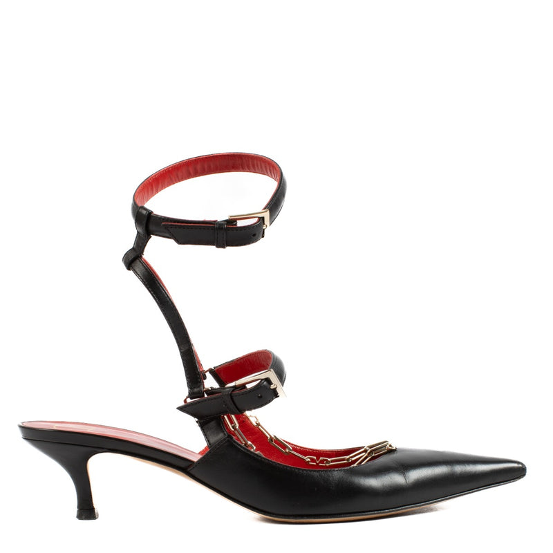 Shop safe online at Labellov in Antwerp, Brussel and Knokke these 100% authentic second hand Valentino Garavani Black Chain Slingback Kitten Heels - size 38. Veilig online tweedehands Valentino Garavani Black Chain Slingback Kitten Heels kopen bij Labell