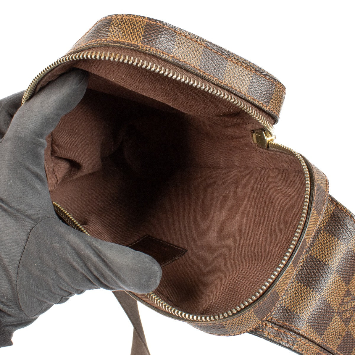 Shop safe online at Labellov in Antwerp, Brussels and Knokke this 100% authentic second hand Louis Vuitton Damier Ebene Geronimos Crossbody Bag. Veilig online tweedehands authentieke Louis Vuitton Damier Ebene Geronimos Crossbody Bag kopen bij Labellov.