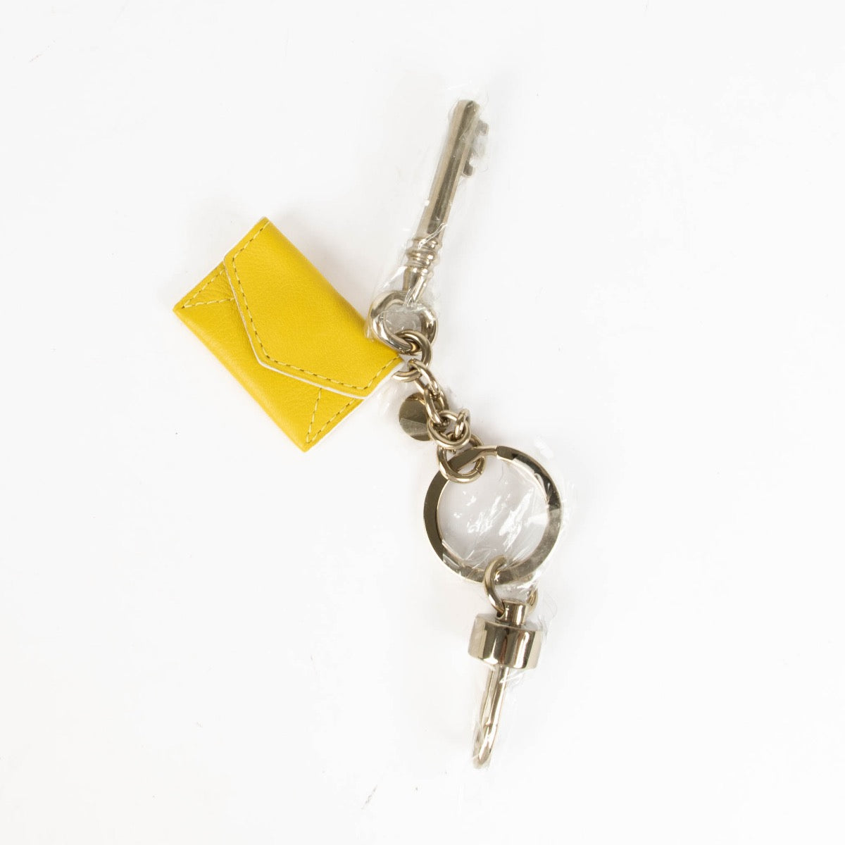 Shop safe online at Labellov in Antwerp, Brussels and Knokke this 100% authentic second hand Delvaux Yellow Envelope Key Charm. Veilig online tweedehands authentieke Delvaux Yellow Envelope Key Charm kopen bij Labellov.